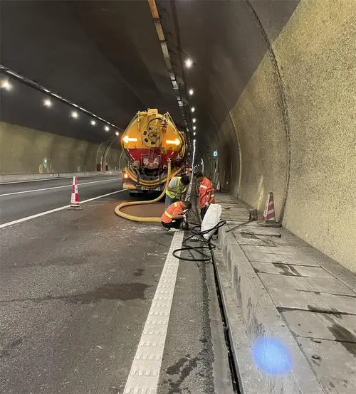 邕宁隧道排水渠清淤